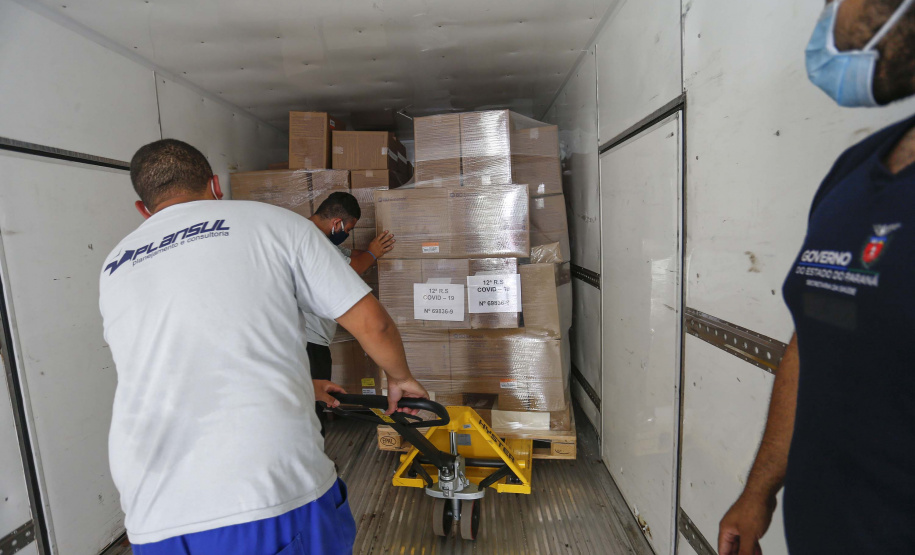 A Secretaria da Saúde do Paraná vai dar início neste sábado (16) à distribuição da primeira remessa de insumos destinados à vacinação da Covid-19 no Estado. Quatro caminhões vão sair pela manhã da central de abastecimento e suprimentos da secretaria, no Jardim Botânico, em Curitiba, carregados com 2,2 milhões de itens que serão entregues a 20 Regionais de Saúde do Estado. 
Foto:Jonathan Campos/AEN