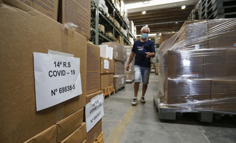 A Secretaria da Saúde do Paraná vai dar início neste sábado (16) à distribuição da primeira remessa de insumos destinados à vacinação da Covid-19 no Estado. Quatro caminhões vão sair pela manhã da central de abastecimento e suprimentos da secretaria, no Jardim Botânico, em Curitiba, carregados com 2,2 milhões de itens que serão entregues a 20 Regionais de Saúde do Estado. 
Foto:Jonathan Campos/AEN