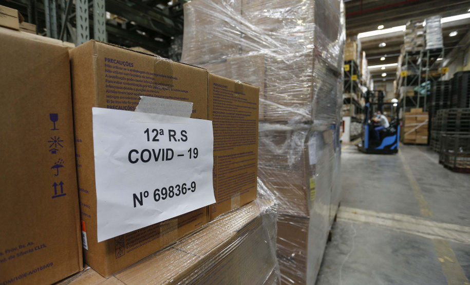 A Secretaria da Saúde do Paraná vai dar início neste sábado (16) à distribuição da primeira remessa de insumos destinados à vacinação da Covid-19 no Estado. Quatro caminhões vão sair pela manhã da central de abastecimento e suprimentos da secretaria, no Jardim Botânico, em Curitiba, carregados com 2,2 milhões de itens que serão entregues a 20 Regionais de Saúde do Estado. 
Foto:Jonathan Campos/AEN