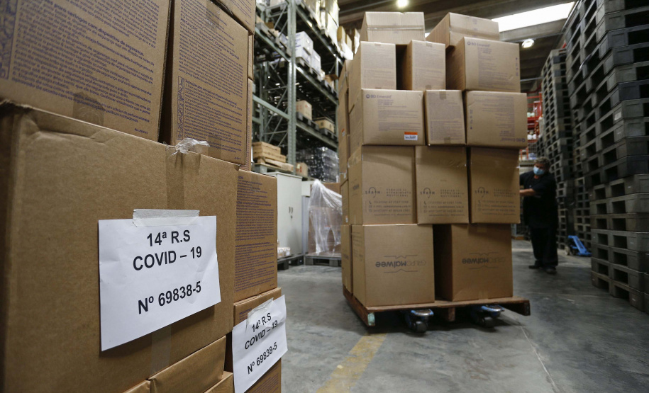 A Secretaria da Saúde do Paraná vai dar início neste sábado (16) à distribuição da primeira remessa de insumos destinados à vacinação da Covid-19 no Estado. Quatro caminhões vão sair pela manhã da central de abastecimento e suprimentos da secretaria, no Jardim Botânico, em Curitiba, carregados com 2,2 milhões de itens que serão entregues a 20 Regionais de Saúde do Estado. 
 Foto:Jonathan Campos/AEN