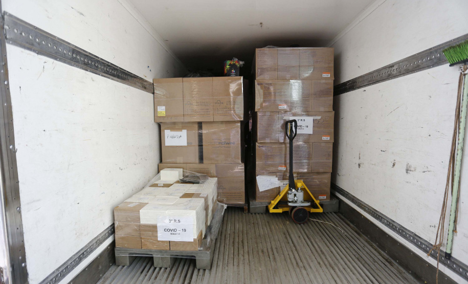 A Secretaria da Saúde do Paraná vai dar início neste sábado (16) à distribuição da primeira remessa de insumos destinados à vacinação da Covid-19 no Estado. Quatro caminhões vão sair pela manhã da central de abastecimento e suprimentos da secretaria, no Jardim Botânico, em Curitiba, carregados com 2,2 milhões de itens que serão entregues a 20 Regionais de Saúde do Estado. 
 Foto:Jonathan Campos/AEN