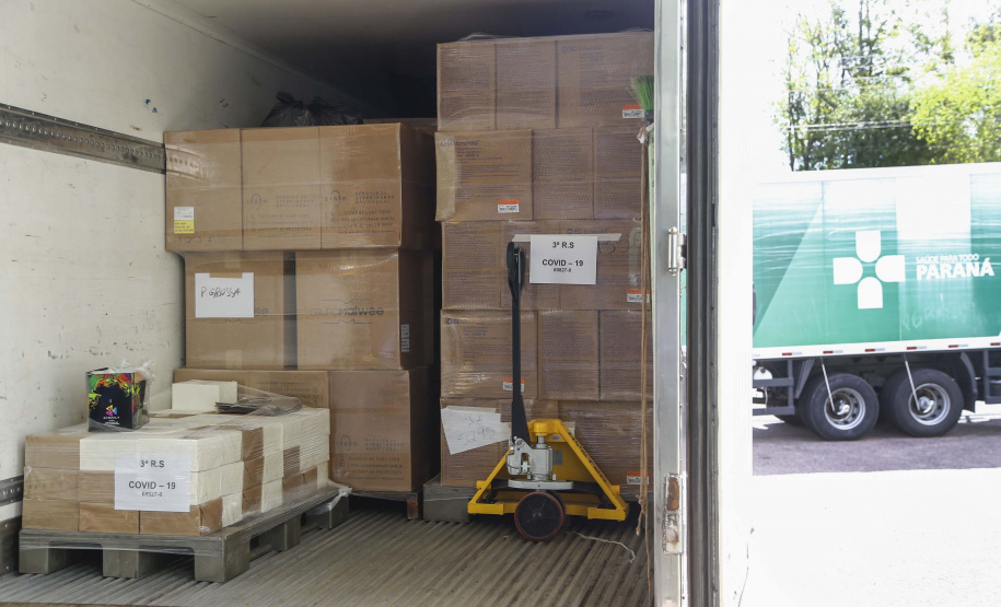 A Secretaria da Saúde do Paraná vai dar início neste sábado (16) à distribuição da primeira remessa de insumos destinados à vacinação da Covid-19 no Estado. Quatro caminhões vão sair pela manhã da central de abastecimento e suprimentos da secretaria, no Jardim Botânico, em Curitiba, carregados com 2,2 milhões de itens que serão entregues a 20 Regionais de Saúde do Estado. 
 Foto:Jonathan Campos/AEN