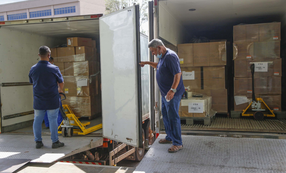 A Secretaria da Saúde do Paraná vai dar início neste sábado (16) à distribuição da primeira remessa de insumos destinados à vacinação da Covid-19 no Estado. Quatro caminhões vão sair pela manhã da central de abastecimento e suprimentos da secretaria, no Jardim Botânico, em Curitiba, carregados com 2,2 milhões de itens que serão entregues a 20 Regionais de Saúde do Estado. 
Foto:Jonathan Campos/AEN
