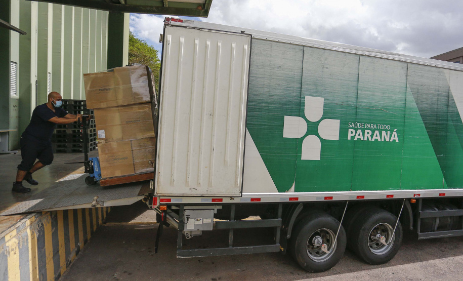 A Secretaria da Saúde do Paraná vai dar início neste sábado (16) à distribuição da primeira remessa de insumos destinados à vacinação da Covid-19 no Estado. Quatro caminhões vão sair pela manhã da central de abastecimento e suprimentos da secretaria, no Jardim Botânico, em Curitiba, carregados com 2,2 milhões de itens que serão entregues a 20 Regionais de Saúde do Estado. 
 Foto:Jonathan Campos/AEN