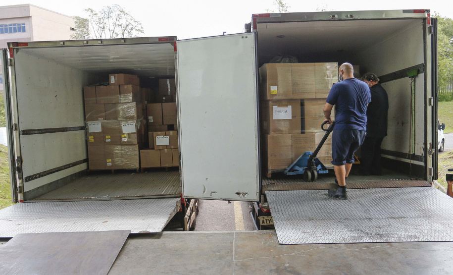 A Secretaria da Saúde do Paraná vai dar início neste sábado (16) à distribuição da primeira remessa de insumos destinados à vacinação da Covid-19 no Estado. Quatro caminhões vão sair pela manhã da central de abastecimento e suprimentos da secretaria, no Jardim Botânico, em Curitiba, carregados com 2,2 milhões de itens que serão entregues a 20 Regionais de Saúde do Estado. 
Foto:Jonathan Campos/AEN