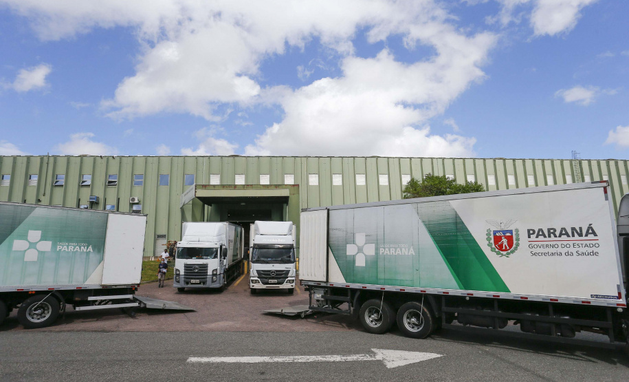 A Secretaria da Saúde do Paraná vai dar início neste sábado (16) à distribuição da primeira remessa de insumos destinados à vacinação da Covid-19 no Estado. Quatro caminhões vão sair pela manhã da central de abastecimento e suprimentos da secretaria, no Jardim Botânico, em Curitiba, carregados com 2,2 milhões de itens que serão entregues a 20 Regionais de Saúde do Estado. 
 Foto:Jonathan Campos/AEN
