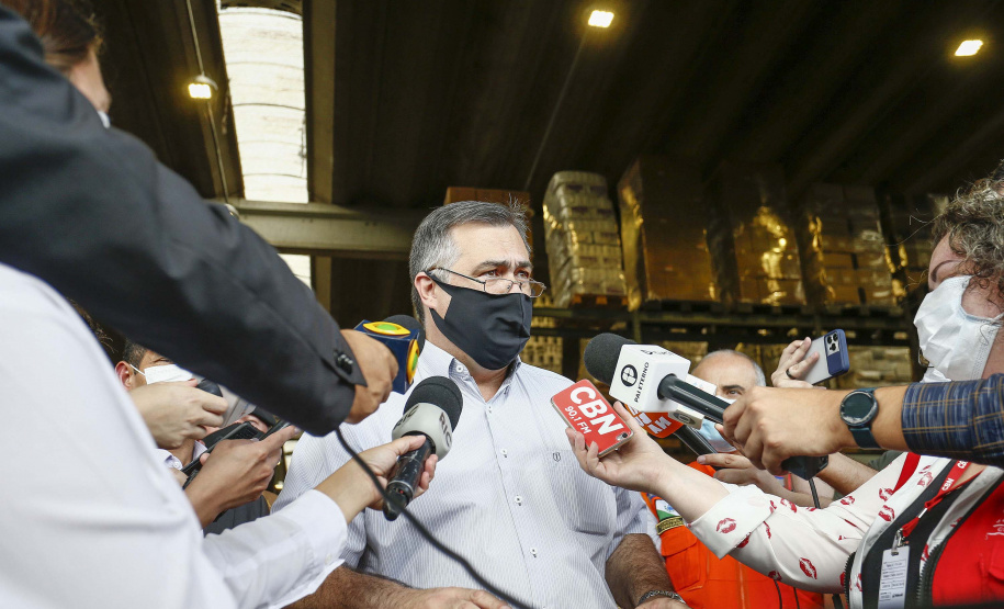 A Secretaria da Saúde do Paraná vai dar início neste sábado (16) à distribuição da primeira remessa de insumos destinados à vacinação da Covid-19 no Estado. Quatro caminhões vão sair pela manhã da central de abastecimento e suprimentos da secretaria, no Jardim Botânico, em Curitiba, carregados com 2,2 milhões de itens que serão entregues a 20 Regionais de Saúde do Estado. 
 Foto:Jonathan Campos/AEN