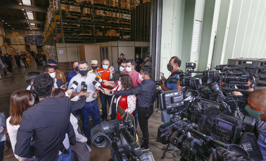 A Secretaria da Saúde do Paraná vai dar início neste sábado (16) à distribuição da primeira remessa de insumos destinados à vacinação da Covid-19 no Estado. Quatro caminhões vão sair pela manhã da central de abastecimento e suprimentos da secretaria, no Jardim Botânico, em Curitiba, carregados com 2,2 milhões de itens que serão entregues a 20 Regionais de Saúde do Estado. 
Foto:Jonathan Campos/AEN