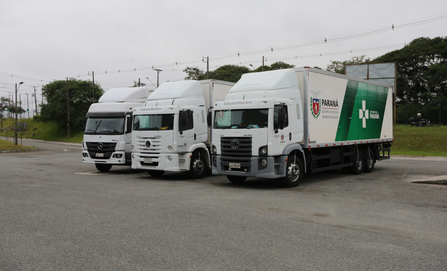 O Governo do Estado, por meio da Secretaria de Estado da Saúde, inicia  a distribuição dos insumos para a  vacinação da Covid-19, neste sabado (16) na Central de Medicamentos do Paraná (Cemepar), no Jardim Botânico. Foto: Geraldo Bubniak/AEN