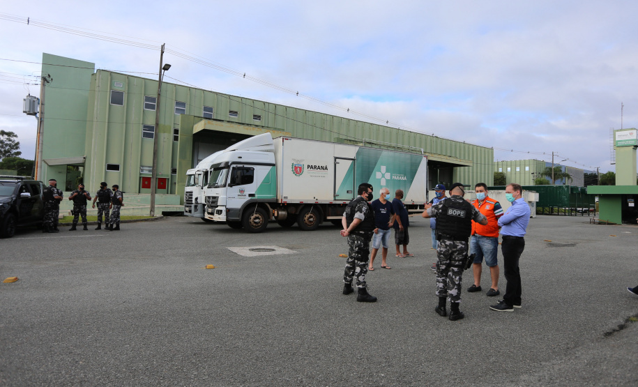 O Governo do Estado, por meio da Secretaria de Estado da Saúde, inicia  a distribuição dos insumos para a  vacinação da Covid-19, neste sabado (16) na Central de Medicamentos do Paraná (Cemepar), no Jardim Botânico. Foto: Geraldo Bubniak/AEN