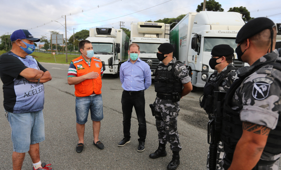 O Governo do Estado, por meio da Secretaria de Estado da Saúde, inicia  a distribuição dos insumos para a  vacinação da Covid-19, neste sabado (16) na Central de Medicamentos do Paraná (Cemepar), no Jardim Botânico. Foto: Geraldo Bubniak/AEN
