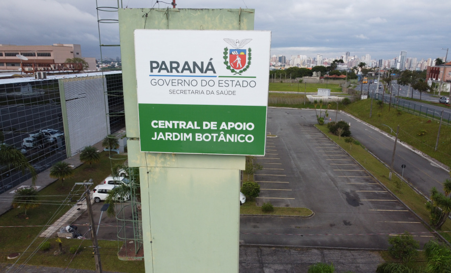 O Governo do Estado, por meio da Secretaria de Estado da Saúde, inicia  a distribuição dos insumos para a  vacinação da Covid-19, neste sabado (16) na Central de Medicamentos do Paraná (Cemepar), no Jardim Botânico. Foto: Geraldo Bubniak/AEN