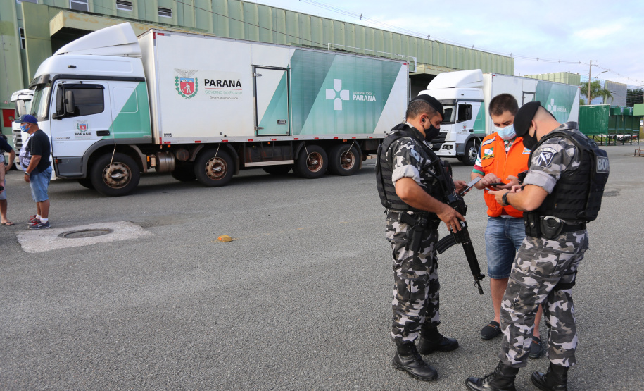 O Governo do Estado, por meio da Secretaria de Estado da Saúde, inicia  a distribuição dos insumos para a  vacinação da Covid-19, neste sabado (16) na Central de Medicamentos do Paraná (Cemepar), no Jardim Botânico. Foto: Geraldo Bubniak/AEN