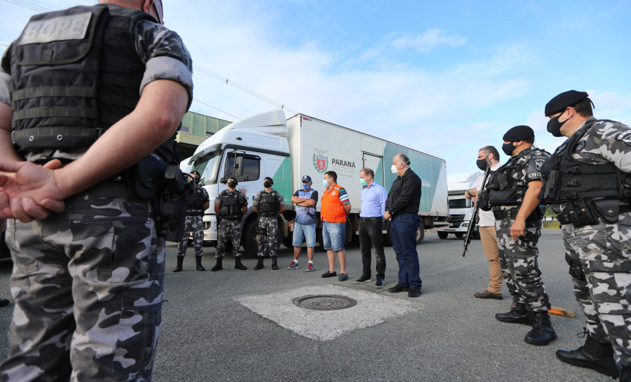 O Governo do Estado, por meio da Secretaria de Estado da Saúde, inicia  a distribuição dos insumos para a  vacinação da Covid-19, neste sabado (16) na Central de Medicamentos do Paraná (Cemepar), no Jardim Botânico. Foto: Geraldo Bubniak/AEN