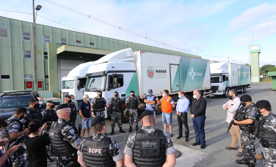 O Governo do Estado, por meio da Secretaria de Estado da Saúde, inicia  a distribuição dos insumos para a  vacinação da Covid-19, neste sabado (16) na Central de Medicamentos do Paraná (Cemepar), no Jardim Botânico. Foto: Geraldo Bubniak/AEN