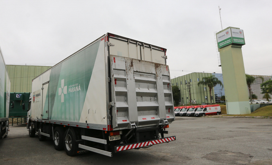O Governo do Estado, por meio da Secretaria de Estado da Saúde, inicia  a distribuição dos insumos para a  vacinação da Covid-19, neste sabado (16) na Central de Medicamentos do Paraná (Cemepar), no Jardim Botânico. Foto: Geraldo Bubniak/AEN