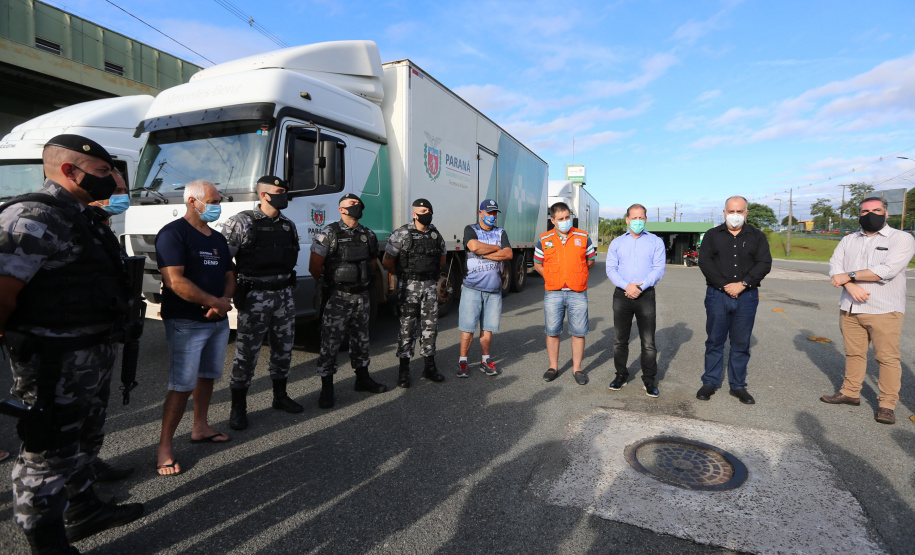 O Governo do Estado, por meio da Secretaria de Estado da Saúde, inicia  a distribuição dos insumos para a  vacinação da Covid-19, neste sabado (16) na Central de Medicamentos do Paraná (Cemepar), no Jardim Botânico. Foto: Geraldo Bubniak/AEN