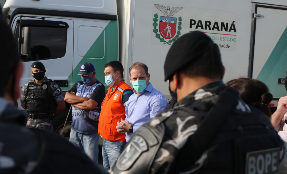 O Governo do Estado, por meio da Secretaria de Estado da Saúde, inicia  a distribuição dos insumos para a  vacinação da Covid-19, neste sabado (16) na Central de Medicamentos do Paraná (Cemepar), no Jardim Botânico. Foto: Geraldo Bubniak/AEN
