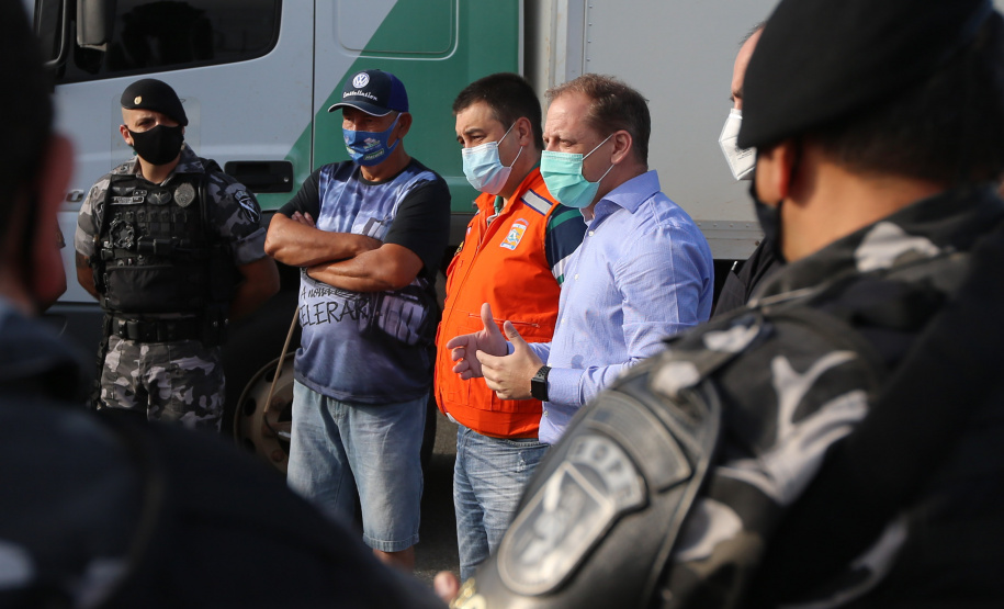 O Governo do Estado, por meio da Secretaria de Estado da Saúde, inicia  a distribuição dos insumos para a  vacinação da Covid-19, neste sabado (16) na Central de Medicamentos do Paraná (Cemepar), no Jardim Botânico. Foto: Geraldo Bubniak/AEN