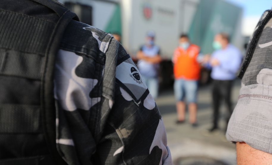 O Governo do Estado, por meio da Secretaria de Estado da Saúde, inicia  a distribuição dos insumos para a  vacinação da Covid-19, neste sabado (16) na Central de Medicamentos do Paraná (Cemepar), no Jardim Botânico. Foto: Geraldo Bubniak/AEN
