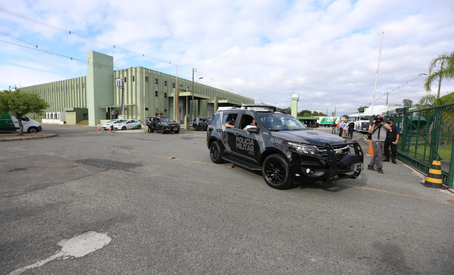 O Governo do Estado, por meio da Secretaria de Estado da Saúde, inicia  a distribuição dos insumos para a  vacinação da Covid-19, neste sabado (16) na Central de Medicamentos do Paraná (Cemepar), no Jardim Botânico. Foto: Geraldo Bubniak/AEN