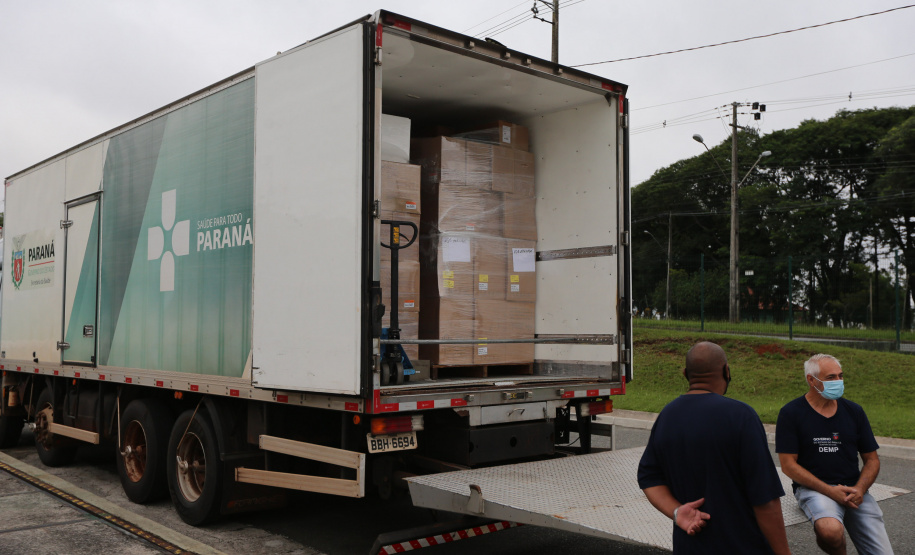 O Governo do Estado, por meio da Secretaria de Estado da Saúde, inicia  a distribuição dos insumos para a  vacinação da Covid-19, neste sabado (16) na Central de Medicamentos do Paraná (Cemepar), no Jardim Botânico. Foto: Geraldo Bubniak/AEN