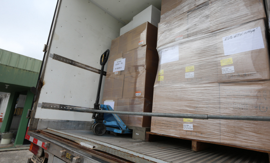 O Governo do Estado, por meio da Secretaria de Estado da Saúde, inicia  a distribuição dos insumos para a  vacinação da Covid-19, neste sabado (16) na Central de Medicamentos do Paraná (Cemepar), no Jardim Botânico. Foto: Geraldo Bubniak/AEN