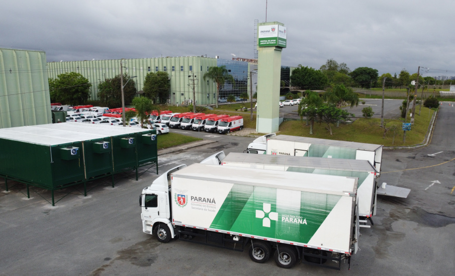 O Governo do Estado, por meio da Secretaria de Estado da Saúde, inicia  a distribuição dos insumos para a  vacinação da Covid-19, neste sabado (16) na Central de Medicamentos do Paraná (Cemepar), no Jardim Botânico. Foto: Geraldo Bubniak/AEN