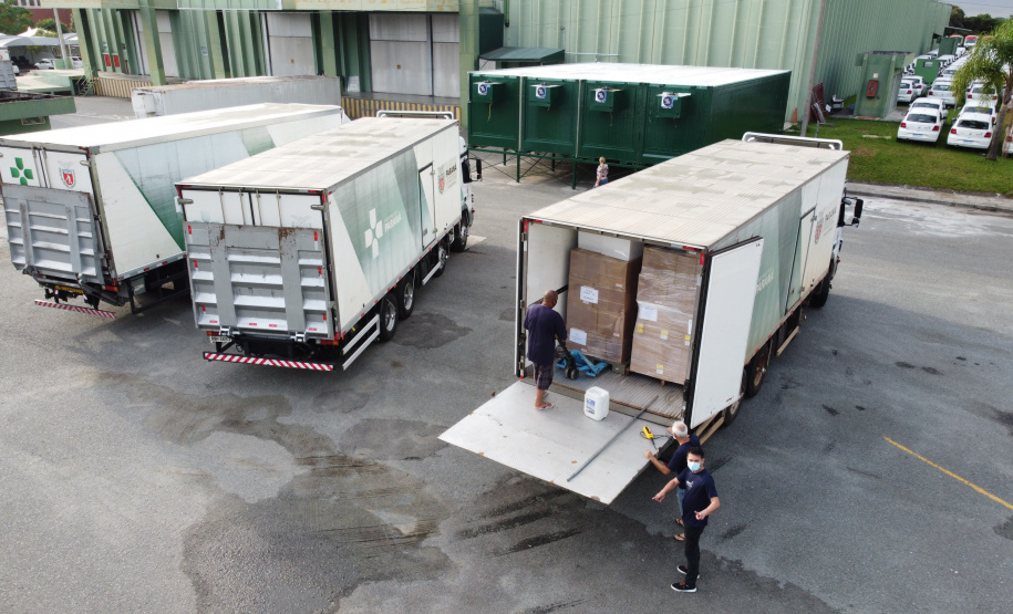 O Governo do Estado, por meio da Secretaria de Estado da Saúde, inicia  a distribuição dos insumos para a  vacinação da Covid-19, neste sabado (16) na Central de Medicamentos do Paraná (Cemepar), no Jardim Botânico. Foto: Geraldo Bubniak/AEN