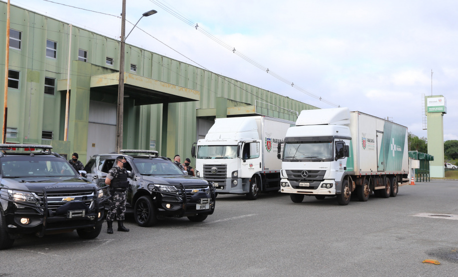 O Governo do Estado, por meio da Secretaria de Estado da Saúde, inicia  a distribuição dos insumos para a  vacinação da Covid-19, neste sabado (16) na Central de Medicamentos do Paraná (Cemepar), no Jardim Botânico. Foto: Geraldo Bubniak/AEN