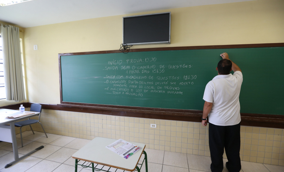O vice governador Darci Piana recebe neste domingo  (17)  o ministro da Educação, Milton Ribeiro, no Colégio Estadual Pedro Macedo, no bairro Portão em Curitiba  para acompanhar a aplicação prova do Exame Nacional do Ensino Médio (Enem) 2020.  A visita o  contou com a presenca do secretário de Estado da Educação e do Esporte, Renato Feder.     Curitiba, 17/01/2021 -  Foto: Geraldo Bubniak/AEN