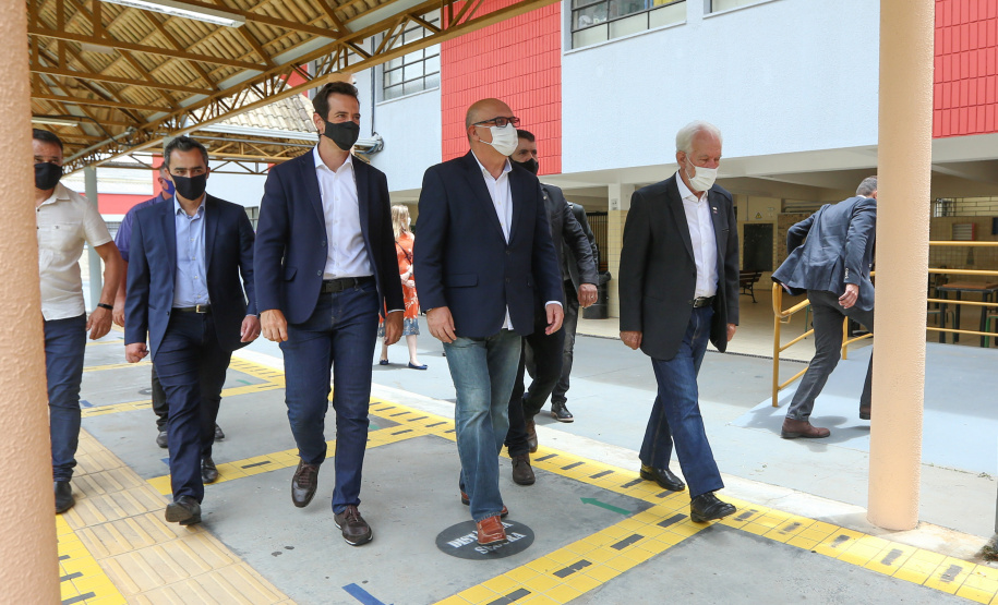 O vice governador Darci Piana recebe neste domingo  (17)  o ministro da Educação, Milton Ribeiro, no Colégio Estadual Pedro Macedo, no bairro Portão em Curitiba  para acompanhar a aplicação prova do Exame Nacional do Ensino Médio (Enem) 2020.  A visita o  contou com a presenca do secretário de Estado da Educação e do Esporte, Renato Feder.     Curitiba, 17/01/2021 -  Foto: Geraldo Bubniak/AEN