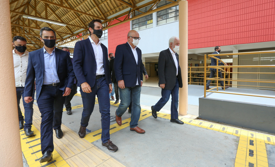 O vice governador Darci Piana recebe neste domingo  (17)  o ministro da Educação, Milton Ribeiro, no Colégio Estadual Pedro Macedo, no bairro Portão em Curitiba  para acompanhar a aplicação prova do Exame Nacional do Ensino Médio (Enem) 2020.  A visita o  contou com a presenca do secretário de Estado da Educação e do Esporte, Renato Feder.     Curitiba, 17/01/2021 -  Foto: Geraldo Bubniak/AEN