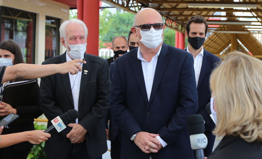 O vice governador Darci Piana recebe neste domingo  (17)  o ministro da Educação, Milton Ribeiro, no Colégio Estadual Pedro Macedo, no bairro Portão em Curitiba  para acompanhar a aplicação prova do Exame Nacional do Ensino Médio (Enem) 2020.  A visita o  contou com a presenca do secretário de Estado da Educação e do Esporte, Renato Feder.     Curitiba, 17/01/2021 -  Foto: Geraldo Bubniak/AEN