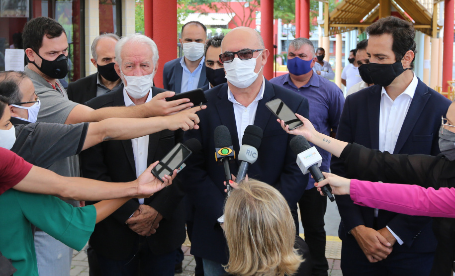 O vice governador Darci Piana recebe neste domingo  (17)  o ministro da Educação, Milton Ribeiro, no Colégio Estadual Pedro Macedo, no bairro Portão em Curitiba  para acompanhar a aplicação prova do Exame Nacional do Ensino Médio (Enem) 2020.  A visita o  contou com a presenca do secretário de Estado da Educação e do Esporte, Renato Feder.     Curitiba, 17/01/2021 -  Foto: Geraldo Bubniak/AEN