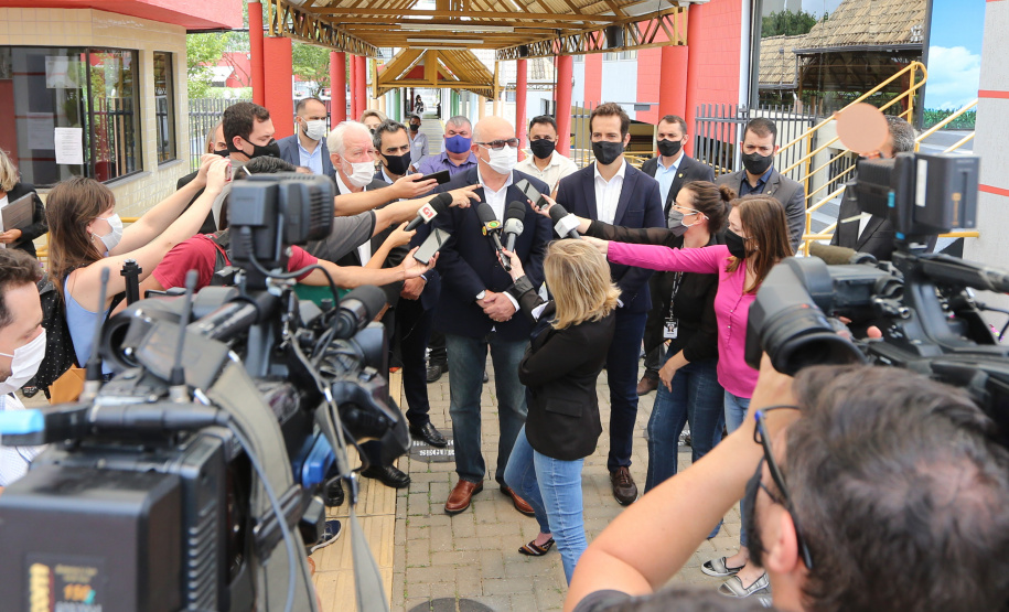 O vice governador Darci Piana recebe neste domingo  (17)  o ministro da Educação, Milton Ribeiro, no Colégio Estadual Pedro Macedo, no bairro Portão em Curitiba  para acompanhar a aplicação prova do Exame Nacional do Ensino Médio (Enem) 2020.  A visita o  contou com a presenca do secretário de Estado da Educação e do Esporte, Renato Feder.     Curitiba, 17/01/2021 -  Foto: Geraldo Bubniak/AEN