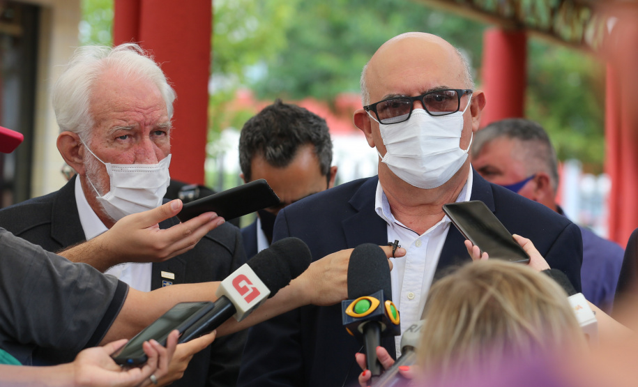 O vice governador Darci Piana recebe neste domingo  (17)  o ministro da Educação, Milton Ribeiro, no Colégio Estadual Pedro Macedo, no bairro Portão em Curitiba  para acompanhar a aplicação prova do Exame Nacional do Ensino Médio (Enem) 2020.  A visita o  contou com a presenca do secretário de Estado da Educação e do Esporte, Renato Feder.     Curitiba, 17/01/2021 -  Foto: Geraldo Bubniak/AEN