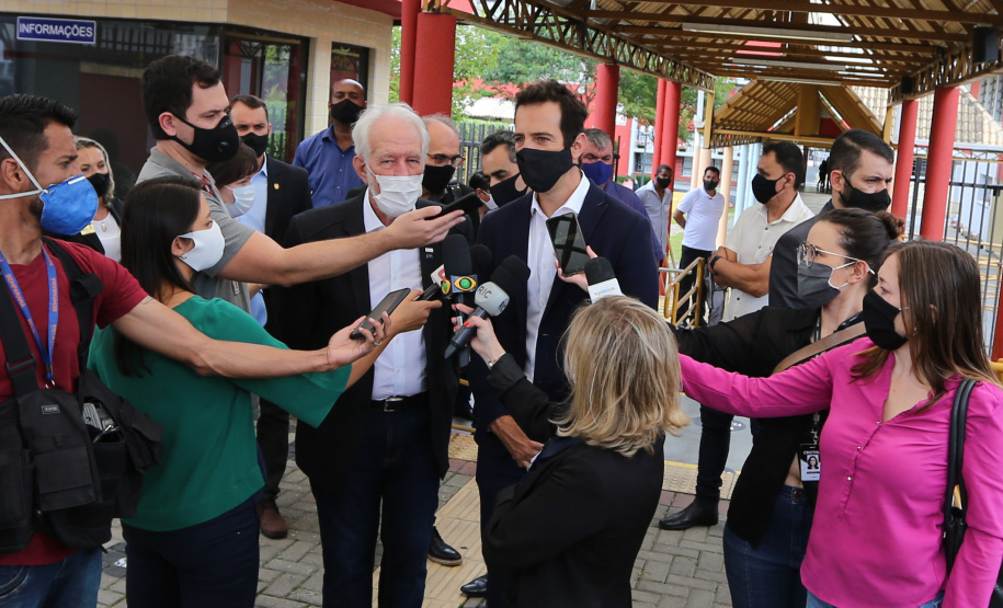 O vice governador Darci Piana recebe neste domingo  (17)  o ministro da Educação, Milton Ribeiro, no Colégio Estadual Pedro Macedo, no bairro Portão em Curitiba  para acompanhar a aplicação prova do Exame Nacional do Ensino Médio (Enem) 2020.  A visita o  contou com a presenca do secretário de Estado da Educação e do Esporte, Renato Feder.     Curitiba, 17/01/2021 -  Foto: Geraldo Bubniak/AEN