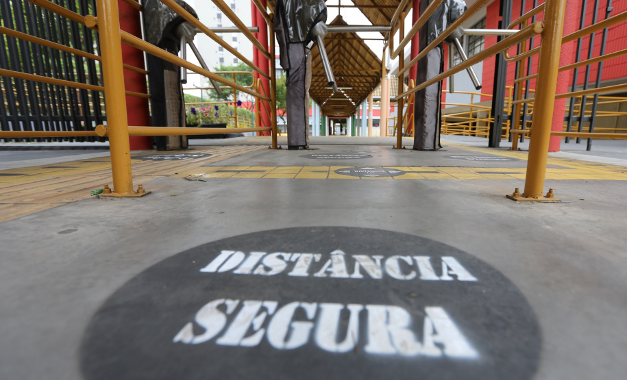 O vice governador Darci Piana recebe neste domingo  (17)  o ministro da Educação, Milton Ribeiro, no Colégio Estadual Pedro Macedo, no bairro Portão em Curitiba  para acompanhar a aplicação prova do Exame Nacional do Ensino Médio (Enem) 2020.  A visita o  contou com a presenca do secretário de Estado da Educação e do Esporte, Renato Feder.     Curitiba, 17/01/2021 -  Foto: Geraldo Bubniak/AEN