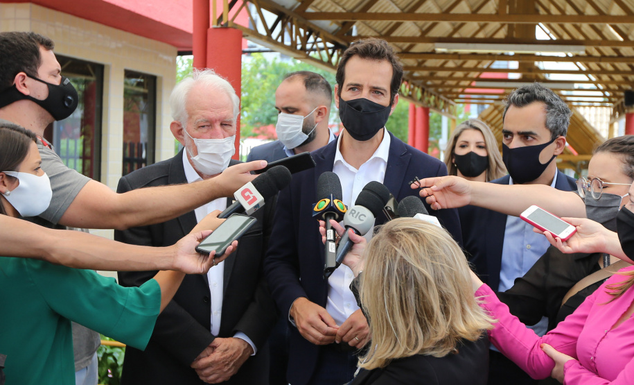 O vice governador Darci Piana recebe neste domingo  (17)  o ministro da Educação, Milton Ribeiro, no Colégio Estadual Pedro Macedo, no bairro Portão em Curitiba  para acompanhar a aplicação prova do Exame Nacional do Ensino Médio (Enem) 2020.  A visita o  contou com a presenca do secretário de Estado da Educação e do Esporte, Renato Feder.     Curitiba, 17/01/2021 -  Foto: Geraldo Bubniak/AEN