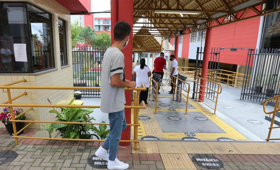 O vice governador Darci Piana recebe neste domingo  (17)  o ministro da Educação, Milton Ribeiro, no Colégio Estadual Pedro Macedo, no bairro Portão em Curitiba  para acompanhar a aplicação prova do Exame Nacional do Ensino Médio (Enem) 2020.  A visita o  contou com a presenca do secretário de Estado da Educação e do Esporte, Renato Feder.     Curitiba, 17/01/2021 -  Foto: Geraldo Bubniak/AEN