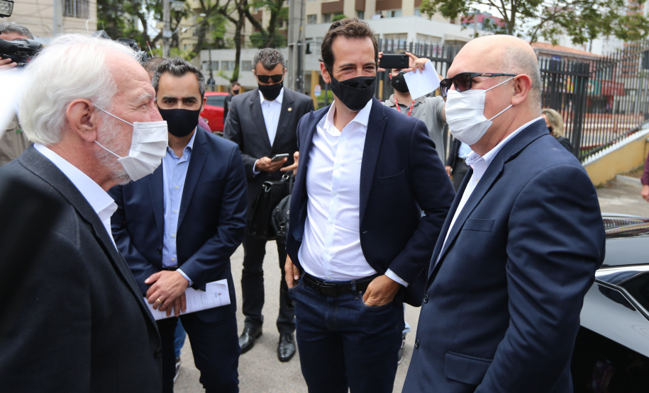 O vice governador Darci Piana recebe neste domingo  (17)  o ministro da Educação, Milton Ribeiro, no Colégio Estadual Pedro Macedo, no bairro Portão em Curitiba  para acompanhar a aplicação prova do Exame Nacional do Ensino Médio (Enem) 2020.  A visita o  contou com a presenca do secretário de Estado da Educação e do Esporte, Renato Feder.     Curitiba, 17/01/2021 -  Foto: Geraldo Bubniak/AEN