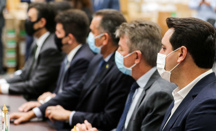 O governador Carlos Massa Ratinho Junior afirmou que a vacinação contra a Covid-19 deve começar nesta segunda-feira (18) no Paraná