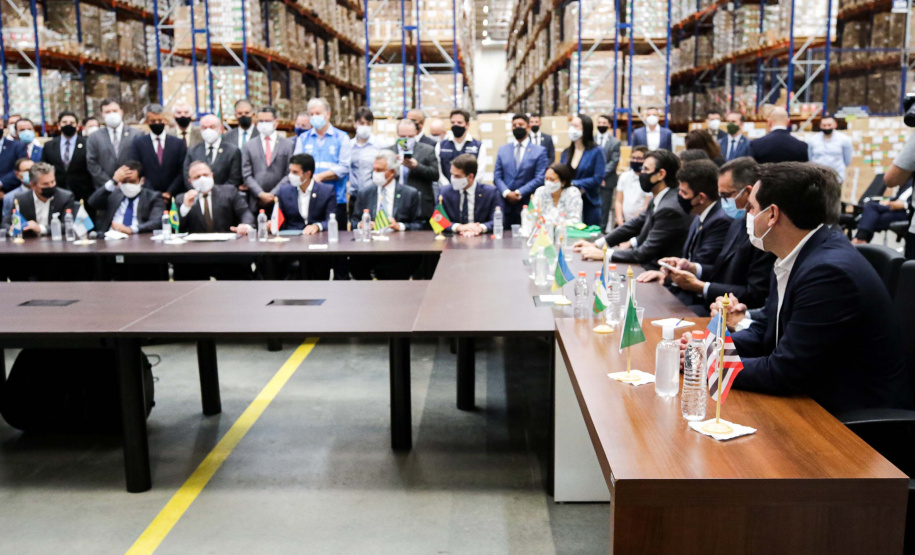 O governador Carlos Massa Ratinho Junior afirmou que a vacinação contra a Covid-19 deve começar nesta segunda-feira (18) no Paraná