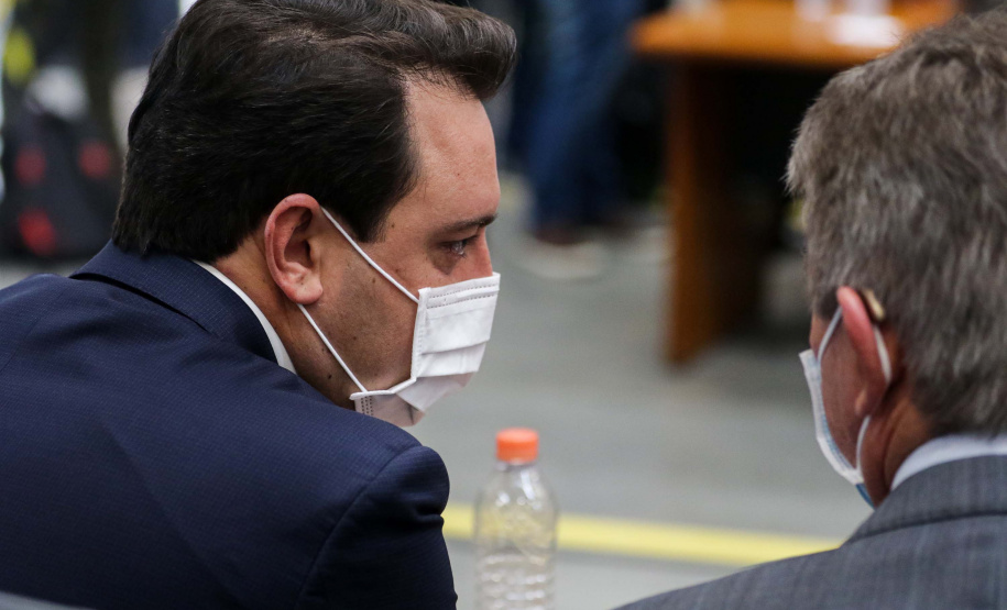 O governador Carlos Massa Ratinho Junior afirmou que a vacinação contra a Covid-19 deve começar nesta segunda-feira (18) no Paraná