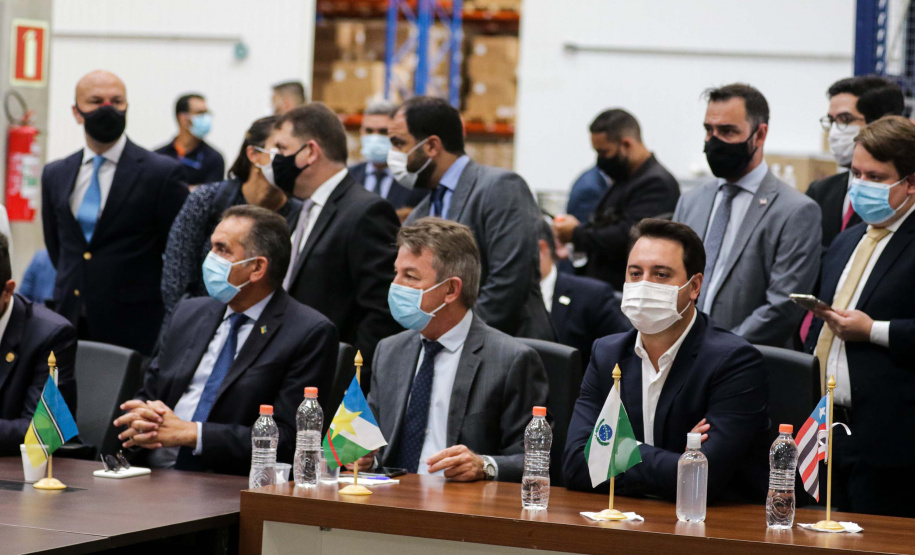 O governador Carlos Massa Ratinho Junior afirmou que a vacinação contra a Covid-19 deve começar nesta segunda-feira (18) no Paraná