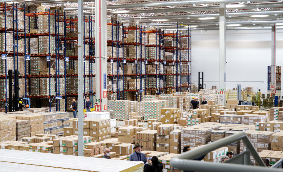 O governador Carlos Massa Ratinho Junior afirmou que a vacinação contra a Covid-19 deve começar nesta segunda-feira (18) no Paraná