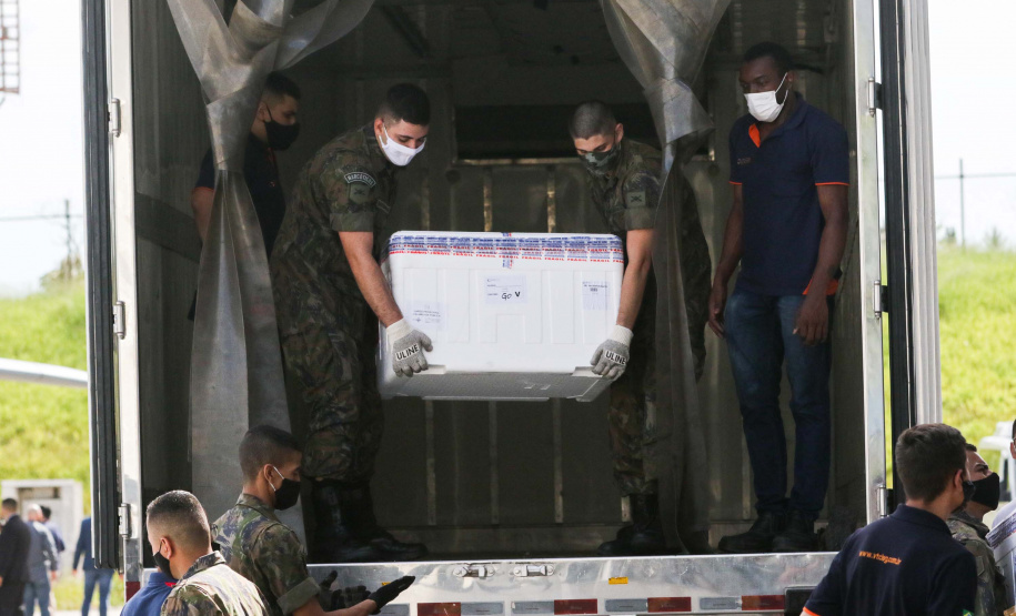 O governador Carlos Massa Ratinho Junior afirmou que a vacinação contra a Covid-19 deve começar nesta segunda-feira (18) no Paraná