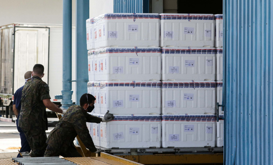 O governador Carlos Massa Ratinho Junior afirmou que a vacinação contra a Covid-19 deve começar nesta segunda-feira (18) no Paraná