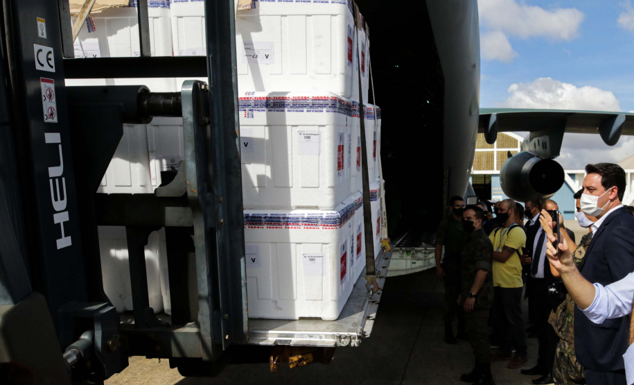 O governador Carlos Massa Ratinho Junior afirmou que a vacinação contra a Covid-19 deve começar nesta segunda-feira (18) no Paraná